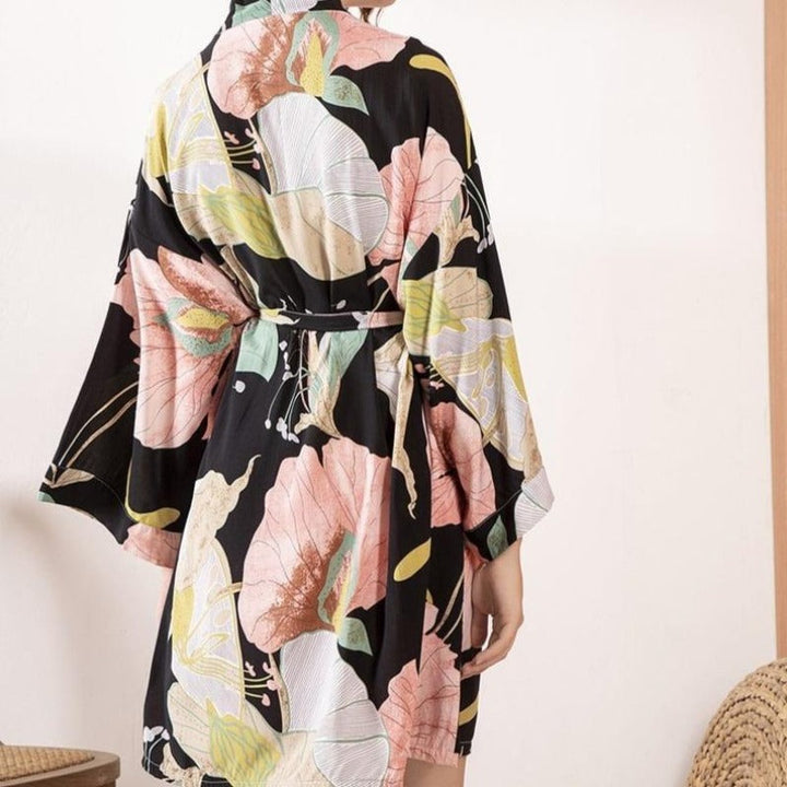 Elegancki satynowy peniuar damski z kwiecistym wzorem. Krótki szlafrok kimono do relaksu.