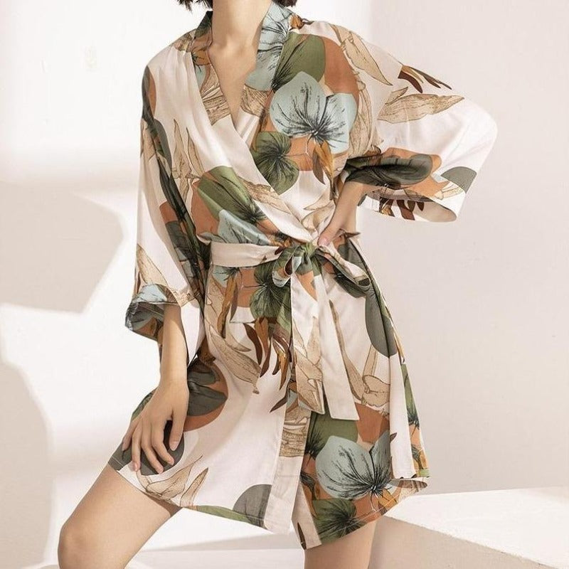 Wiosenno-letni peniuar damski w kwiaty. Lekki krótki szlafrok kimono, komfortowy i stylowy.