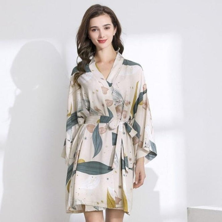 Krótki damski peniuar kimono z delikatnym kwiatowym wzorem. Lekki i zwiewny szlafrok satynowy.