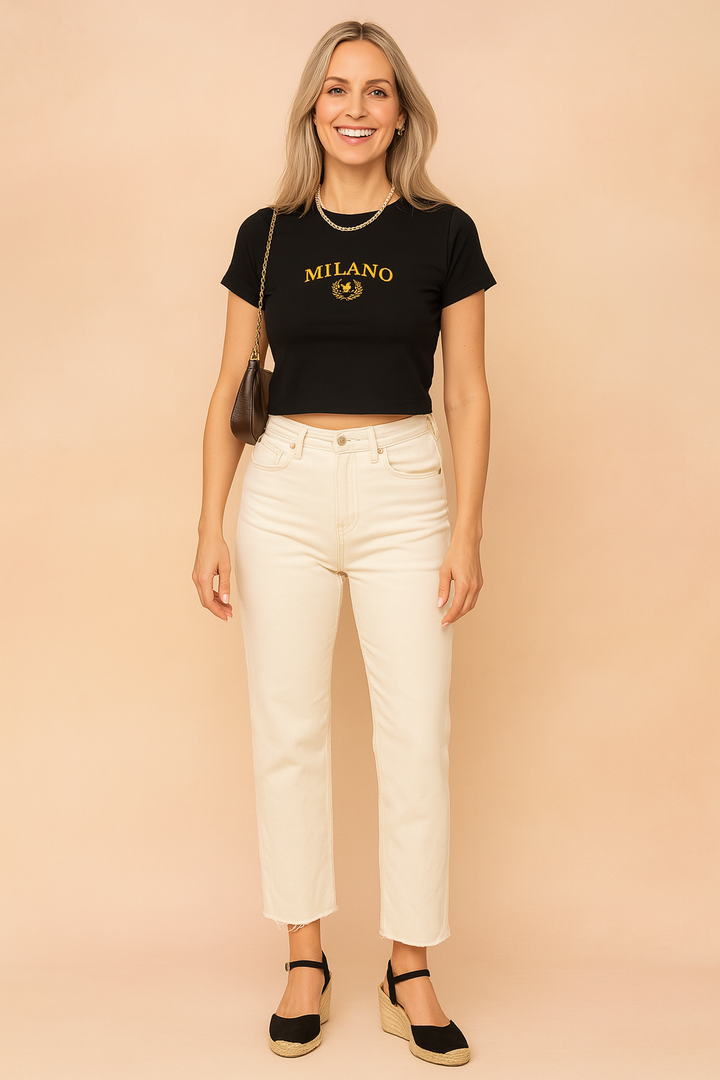 Damski krótki t-shirt z napisem w stylu college, letnia bluzka casualowa.