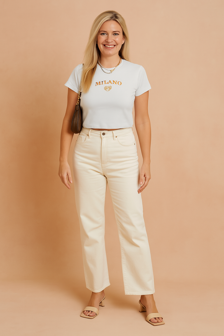 Krótki damski t-shirt z napisem 'College', wygodna bluzka casual na lato, styl miejski.