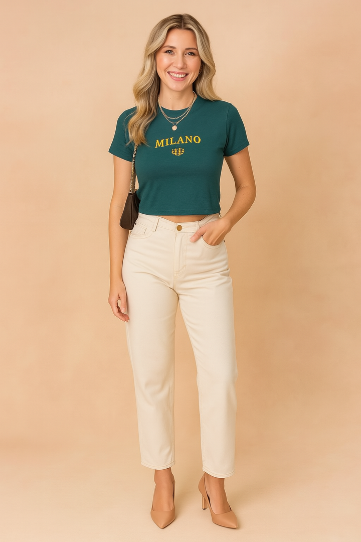 Damski krótki t-shirt, styl college, z modnym napisem. Bluzka idealna na letnie, casualowe dni.