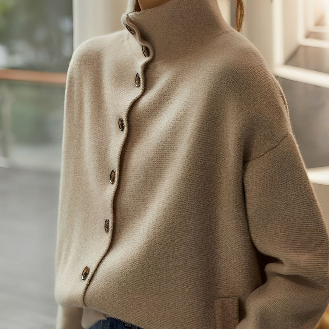 Luźny damski sweter golf Amelia morelowy z ozdobnymi guzikami, komfortowy i modny na zimę.