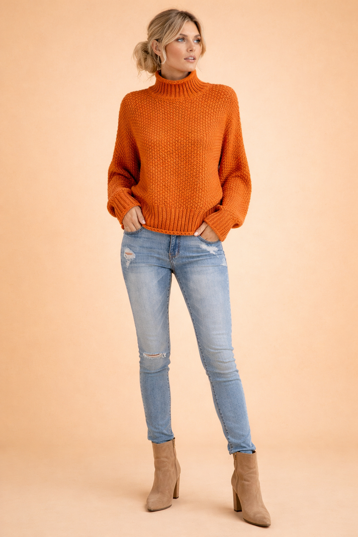 Modny damski sweter z golfem, luźny i oversize, dostępny w beżu i pomarańczy. Komfortowy styl casual na co dzień.