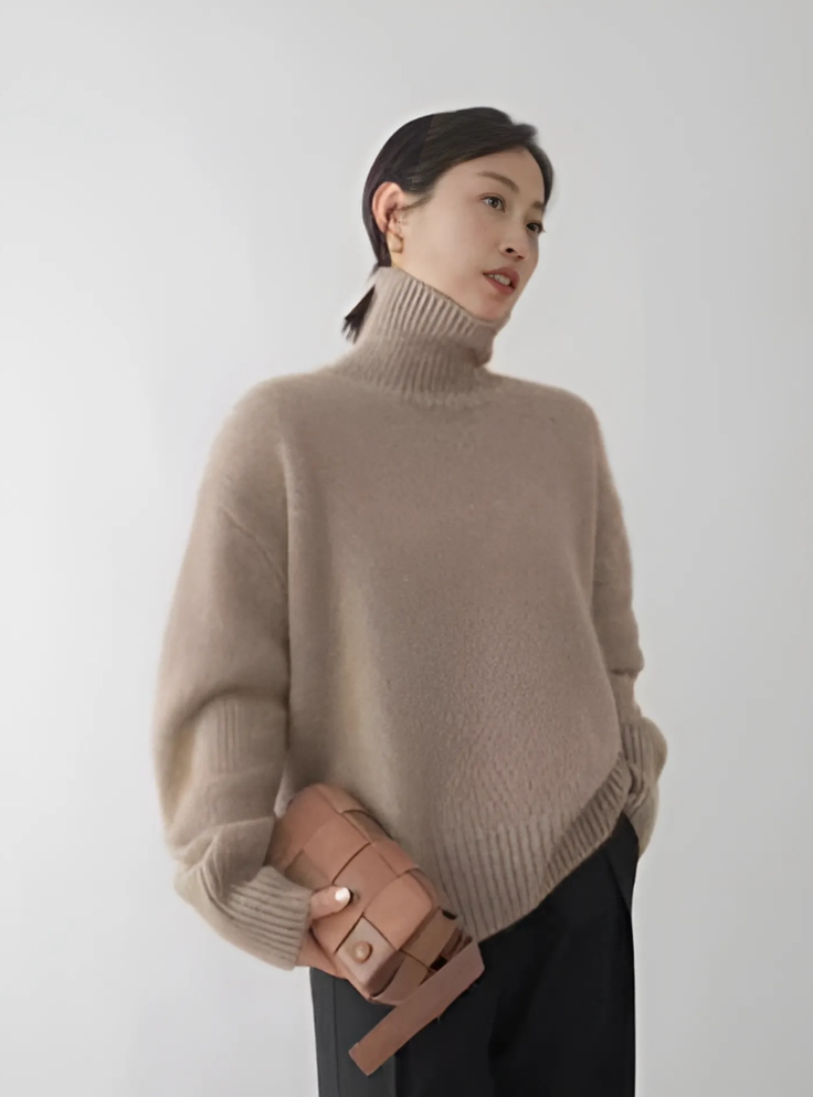 Damski miękki sweter z golfem khaki, idealny na jesień i zimę. Elegancki i ciepły element garderoby.