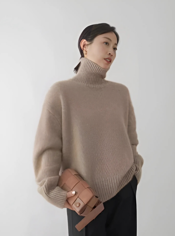 Damski miękki sweter z golfem khaki, idealny na jesień i zimę. Elegancki i ciepły element garderoby.