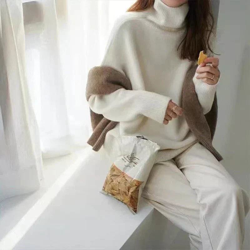 Damski sweter z golfem w kolorze khaki, miękki i komfortowy. Doskonały wybór na casualowe i eleganckie okazje.