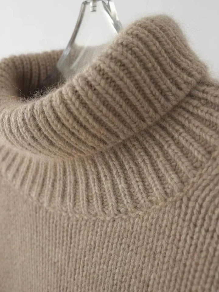 Czerwony damski sweter z miękkim golfem, modny i przyjemny w dotyku. Doskonały do jesiennych outfitów.