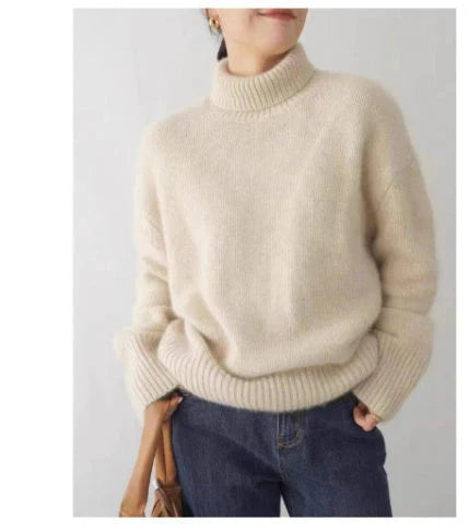 Klasyczny czarny damski sweter z golfem, miękki i elegancki. Idealny do biura lub na wieczorne wyjścia.