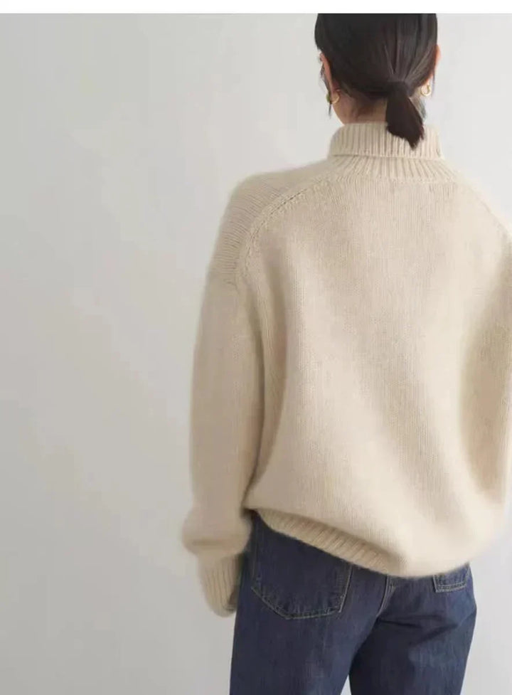 Damski sweter z miękkim golfem w odcieniu khaki. Casualowy, ciepły i bardzo stylowy.