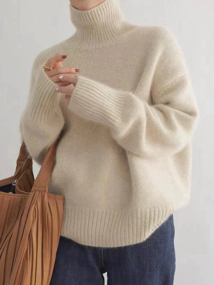 Elegancki beżowy sweter damski z golfem, uniwersalny. Miękki materiał zapewnia komfort przez cały dzień.