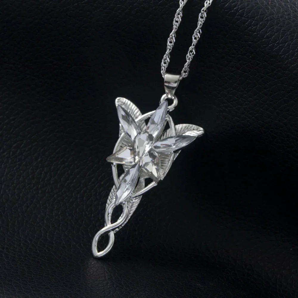 Widok z przodu damskiego naszyjnika elfickiego z gwiezdnym kryształem. Elegancka, magiczna biżuteria.