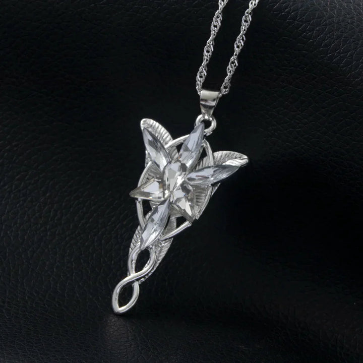 Widok z przodu damskiego naszyjnika elfickiego z gwiezdnym kryształem. Elegancka, magiczna biżuteria.
