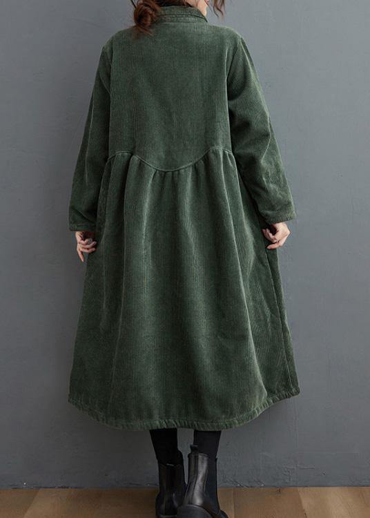 Wiosenny płaszcz damski, luźny i elegancki. Średnia długość, komfortowy fason, modna odzież.