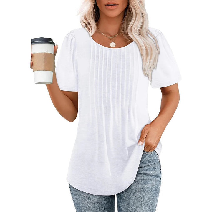 Elegancki t-shirt damski z plisami, krótkim rękawem i dekoltem, zapewnia styl i wygodę na lato.
