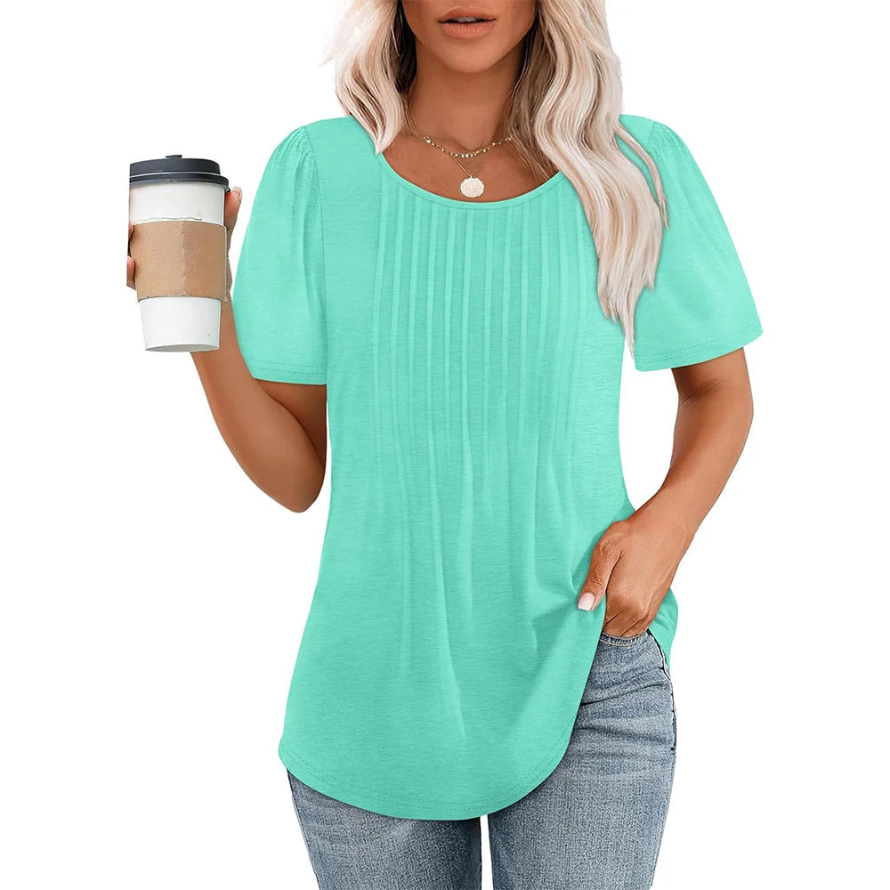 Modny damski t-shirt z eleganckimi plisami, krótkim rękawem i okrągłym dekoltem, letni styl.
