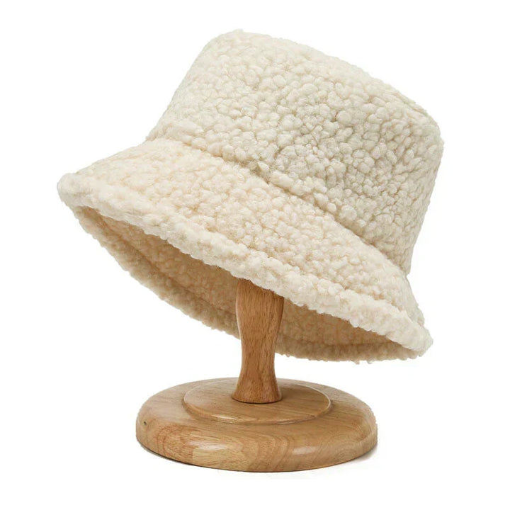 Damski pluszowy kapelusz bucket, szykowny i ciepły na jesień. Modny dodatek do stylizacji.