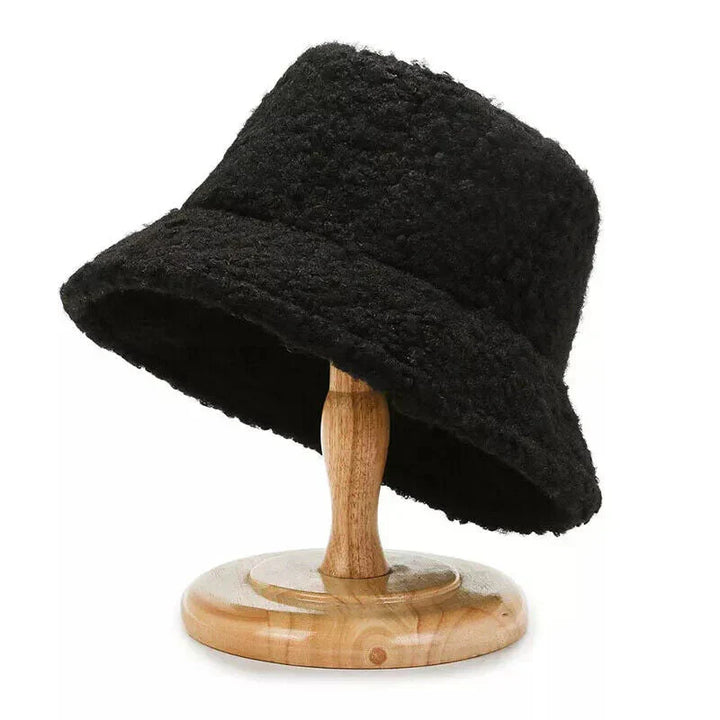 Elegancki damski kapelusz typu bucket z pluszu, idealny na chłodne dni. Miękki i bardzo ciepły.