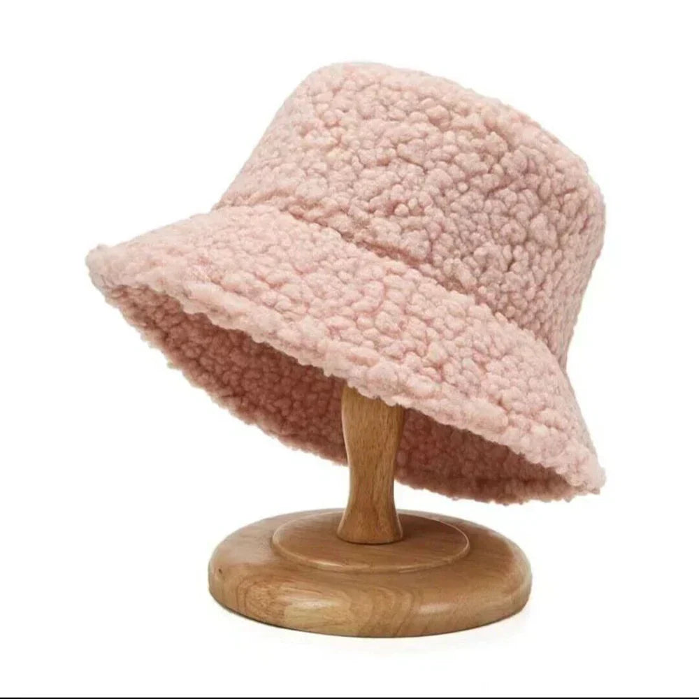Modny pluszowy kapelusz damski, typ bucket. Zapewnia ciepło i stylowy wygląd podczas jesieni.
