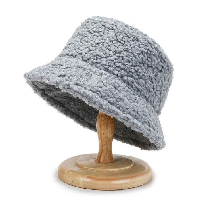 Przytulny i modny pluszowy kapelusz bucket dla kobiet. Doskonały dodatek do jesiennych stylizacji.