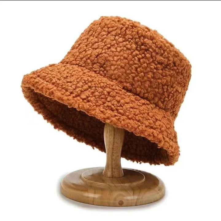 Damski kapelusz pluszowy bucket, elegancki akcent jesienny. Wygodny i ciepły na każdą pogodę.