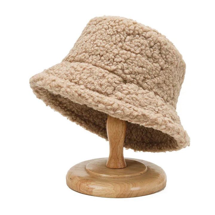 Szykowny pluszowy kapelusz damski, typ bucket. Idealny do stworzenia jesiennej, modnej stylizacji.