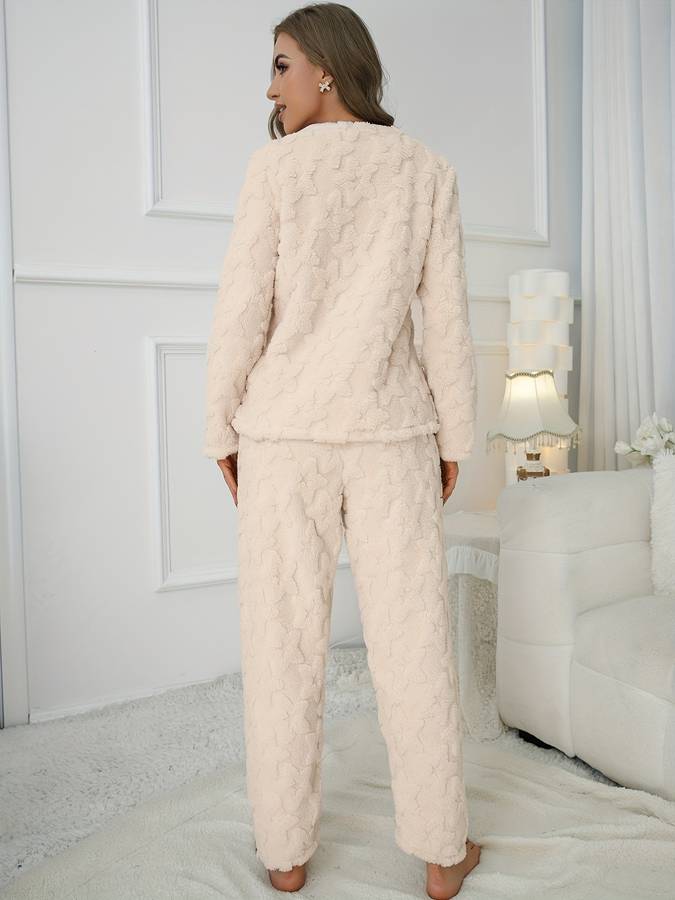 Komfortowy damski zestaw homewear z pluszu w gwiazdki. Elegancki strój casualowy do domu, całoroczny relaks.