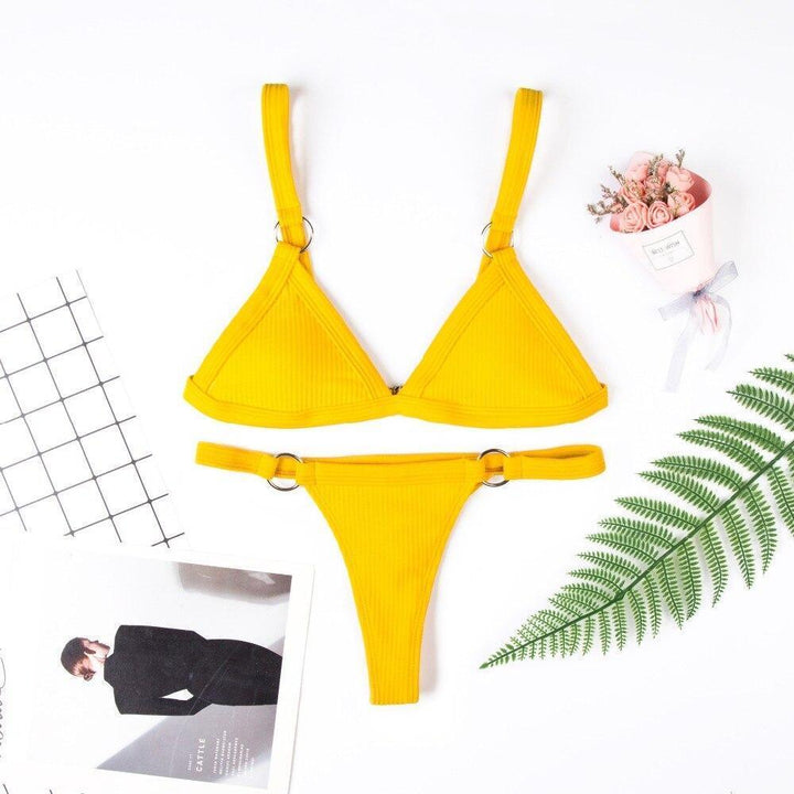 Dwuczęściowe bikini damskie z prążkowanej tkaniny, z figami typu brazyliany.