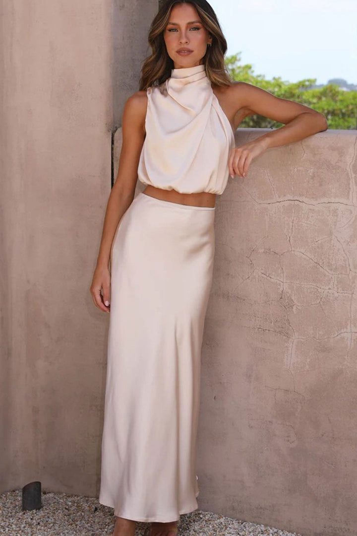 Damski satynowy komplet: elegancki crop top i spódnica midi, idealny na wieczór.