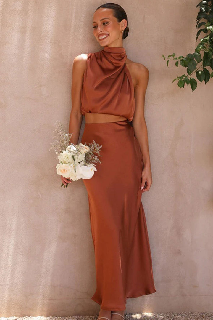 Elegancki komplet damski. Satynowy crop top i spódnica midi do kostek.