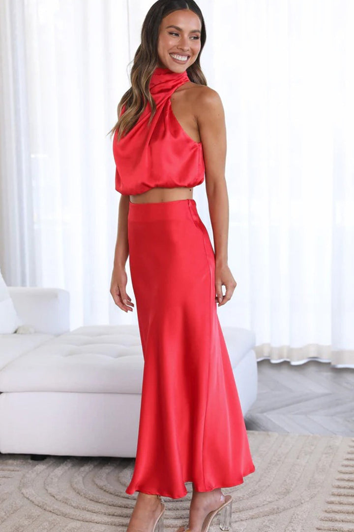 Damski elegancki komplet: satynowy crop top i spódnica midi. Idealny na randki.