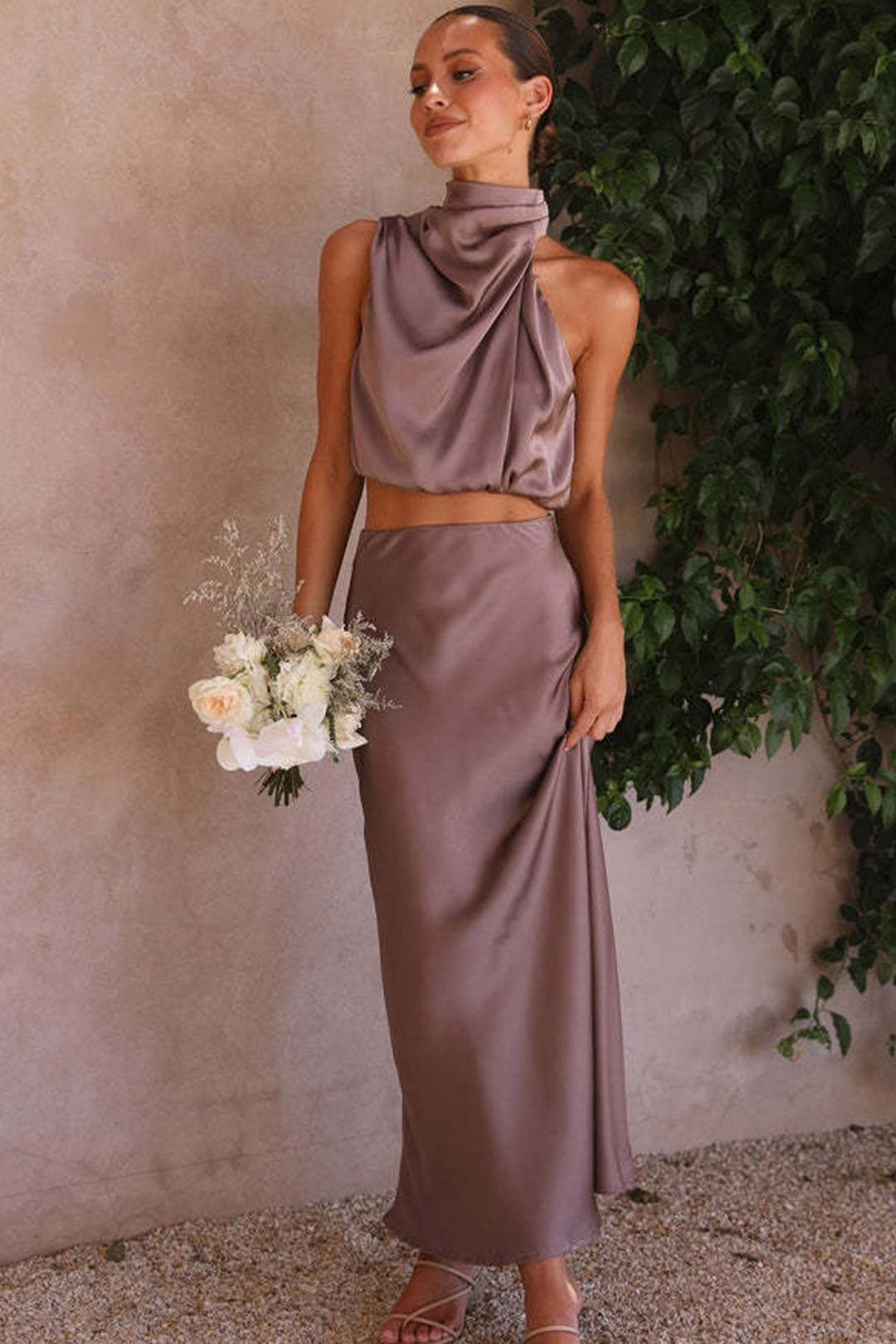 Stylowy komplet satynowy: spódnica midi i crop top. Komfort i elegancja.