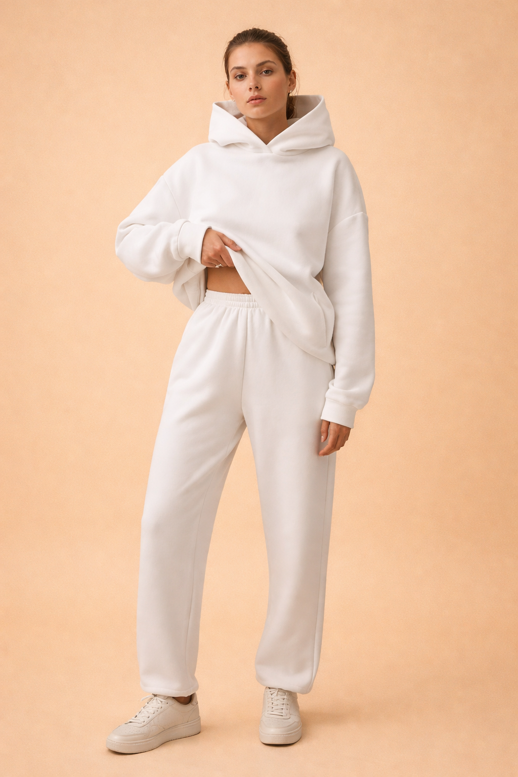 Stylowy damski zestaw sportowo-miejski, bluza i spodnie. Idealny na co dzień, wygodny i modny komplet casual.