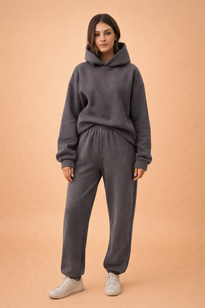 Odzież damska: modny komplet sportowy. Bluza oversize i spodnie, tworzące stylowy zestaw miejski casual.