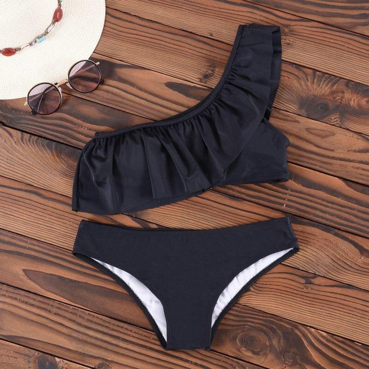 Stylowe bikini damskie, asymetryczny top z ozdobną falbanką, dwuczęściowy strój na lato i modę plażową.