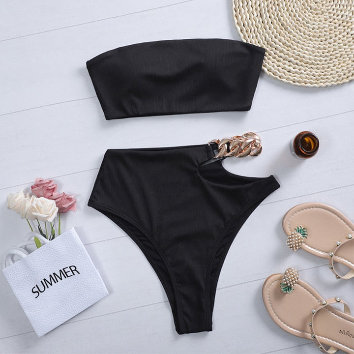 Czarne bikini damskie bandeau z figami z wysokim stanem i ozdobnym złotym łańcuszkiem, na lato.