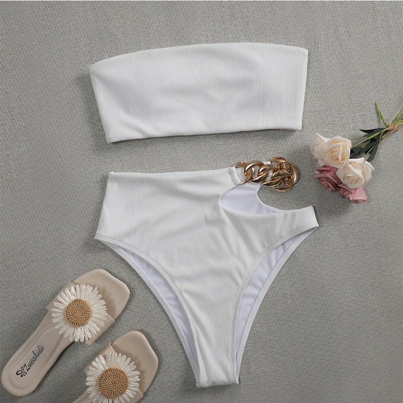 Biały dwuczęściowy strój kąpielowy bikini bandeau z wysokim stanem i eleganckim złotym łańcuszkiem.
