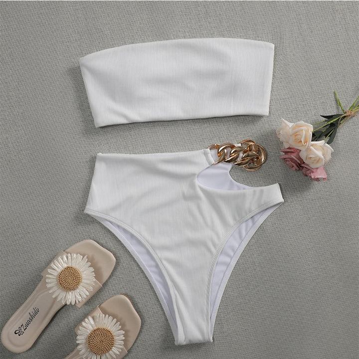 Biały dwuczęściowy strój kąpielowy bikini bandeau z wysokim stanem i eleganckim złotym łańcuszkiem.