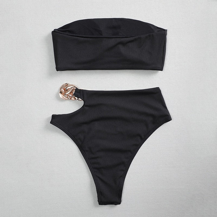 Modne damskie bikini z topem bandeau i figami z wysokim stanem, ze złotym łańcuszkiem. Idealne na plażę.