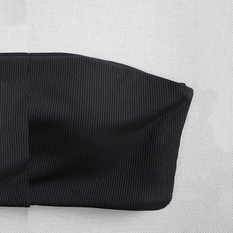 Elegancki dwuczęściowy strój kąpielowy damski: bikini bandeau, wysoki stan, złoty łańcuszek. Czarny na lato.