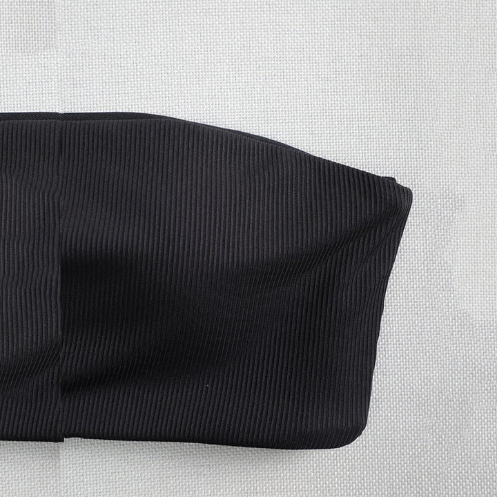 Elegancki dwuczęściowy strój kąpielowy damski: bikini bandeau, wysoki stan, złoty łańcuszek. Czarny na lato.