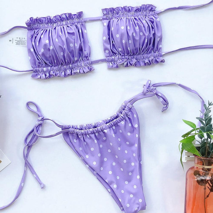 Elegancki top od bikini damskiego bez ramiączek, marszczony, w zestawie ze strojem kąpielowym.
