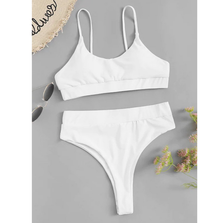 Modny dwuczęściowy strój kąpielowy damski bikini, klasyczny fason, idealny na plażę i lato.