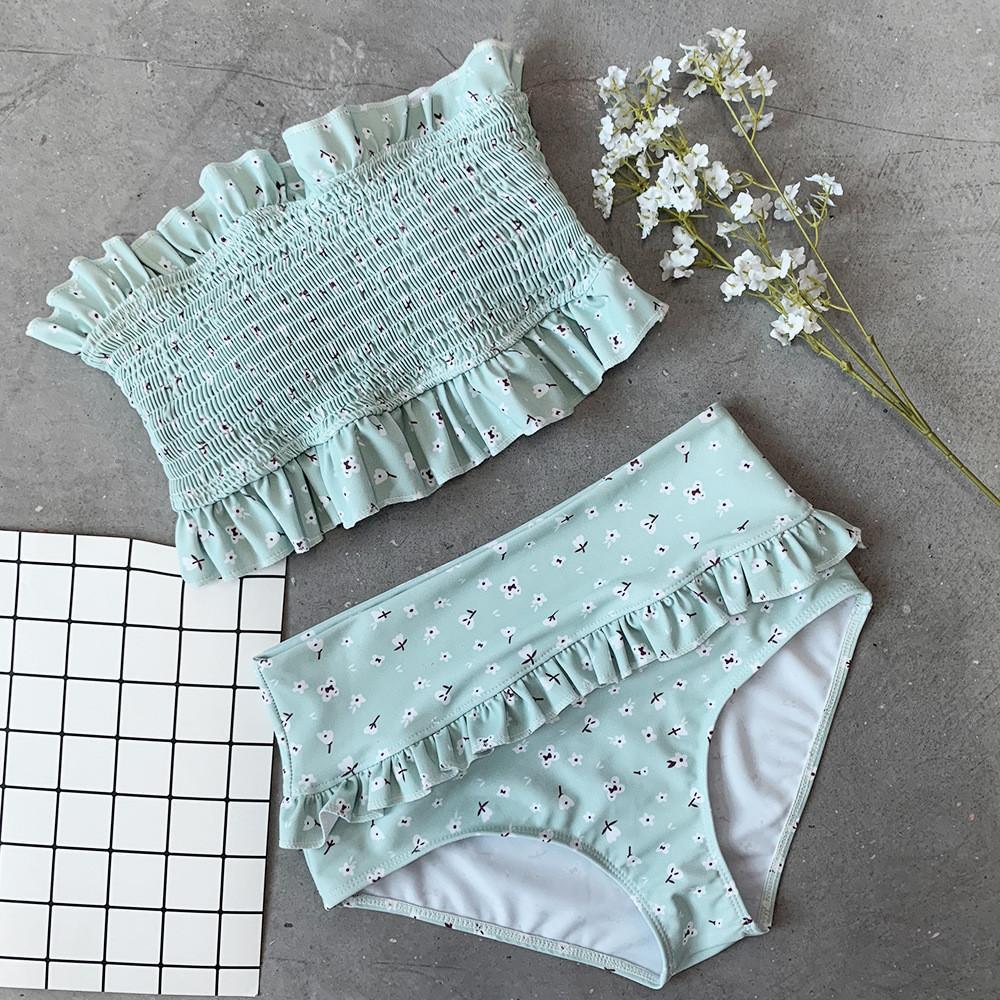 Stylowy damski strój kąpielowy bikini w stylu retro, dwuczęściowy. Wysoki stan, idealny na lato i plażę.