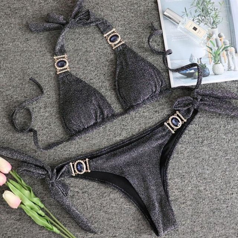 Damski strój kąpielowy bikini z biżuteryjnymi akcentami, elegancki, idealny na plażę i lato.