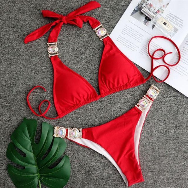 Damski strój kąpielowy bikini z biżuteryjnymi akcentami. Modna moda plażowa na lato.
