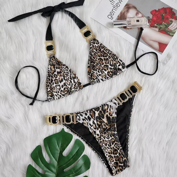 Wiązane damskie bikini dwuczęściowe. Elegancki strój kąpielowy z biżuteryjnymi detalami na plażę.