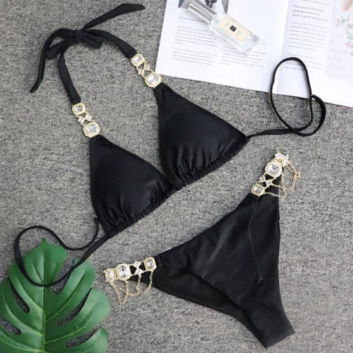 Luksusowe damskie bikini z biżuteryjnymi akcentami. Dwuczęściowy strój kąpielowy na modne lato.