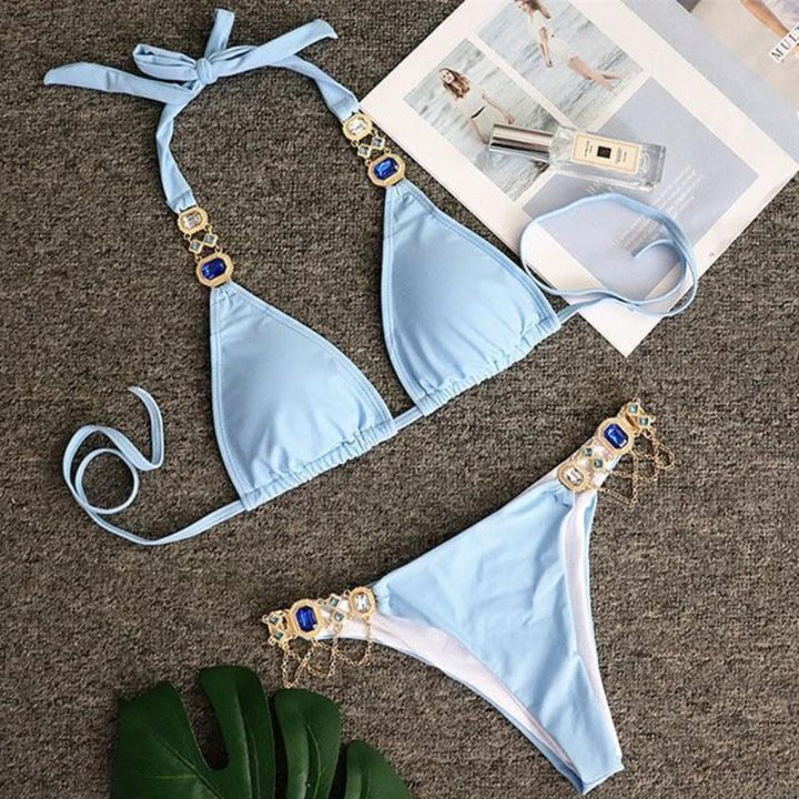 Kobiecy strój kąpielowy bikini, elegancki z biżuteryjnymi zdobieniami. Idealny na słoneczną plażę.