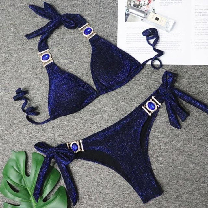 Dwuczęściowe damskie bikini z biżuteryjnymi detalami. Wiązane figi i góra stroju kąpielowego.